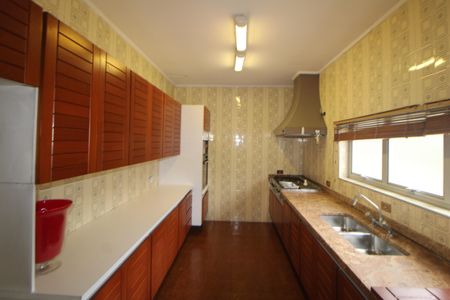 Casa à venda com 332m², 5 quartos e 7 vagasCozinha