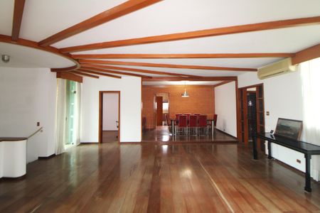 Casa à venda com 332m², 5 quartos e 7 vagasSala