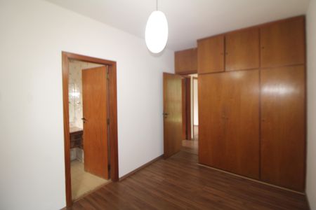 Casa à venda com 332m², 5 quartos e 7 vagasSuíte 2