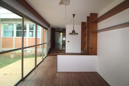 Casa à venda com 332m², 5 quartos e 7 vagasCorredor