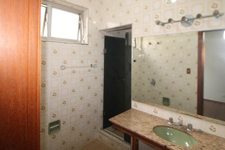 Casa à venda com 332m², 5 quartos e 7 vagasBanheiro Suíte 2