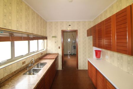 Casa à venda com 332m², 5 quartos e 7 vagasCozinha