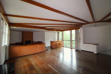 Casa à venda com 332m², 5 quartos e 7 vagasSala