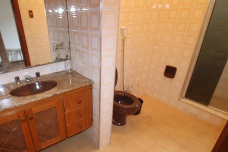 Casa à venda com 332m², 5 quartos e 7 vagasBanheiro Suíte 1