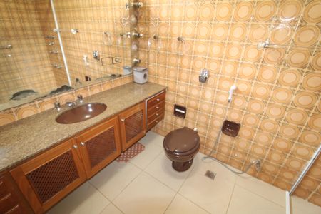 Casa à venda com 332m², 5 quartos e 7 vagasBanheiro Suíte 4