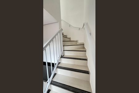 Apartamento à venda com 90m², 2 quartos e 1 vaga Apartamento à venda com 90m², 2 quartos e 1 vagaEscada