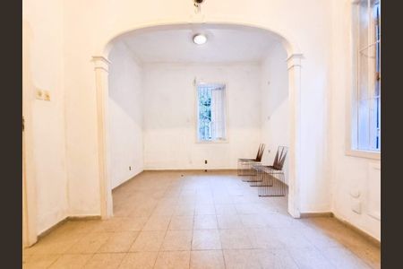 Casa à venda com 211m², 5 quartos e sem vaga