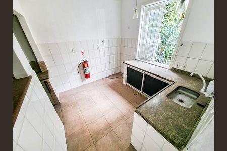 Casa à venda com 211m², 5 quartos e sem vaga