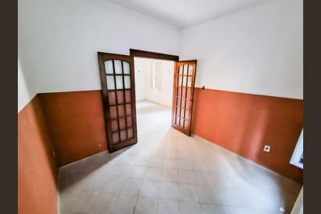 Casa à venda com 211m², 5 quartos e sem vaga