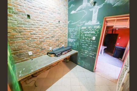 Casa à venda com 211m², 5 quartos e sem vaga