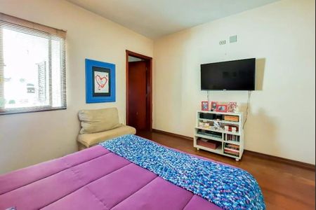 Casa à venda com 313m², 4 quartos e 6 vagas