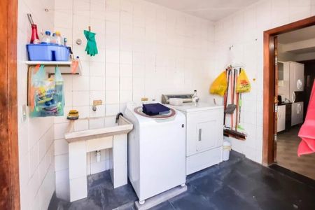 Casa à venda com 313m², 4 quartos e 6 vagas