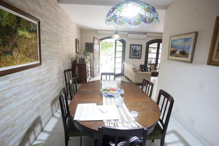 Casa à venda com 400m², 4 quartos e 3 vagas Casa à venda com 400m², 4 quartos e 3 vagasSala de Jantar