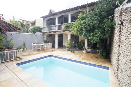 Casa à venda com 400m², 4 quartos e 3 vagas Casa à venda com 400m², 4 quartos e 3 vagasPiscina