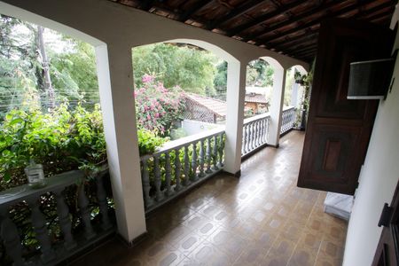 Casa à venda com 400m², 4 quartos e 3 vagas Casa à venda com 400m², 4 quartos e 3 vagasVaranda da Suíte 1