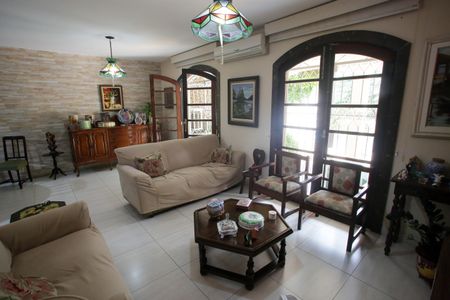 Casa à venda com 400m², 4 quartos e 3 vagas Casa à venda com 400m², 4 quartos e 3 vagasSala de Estar