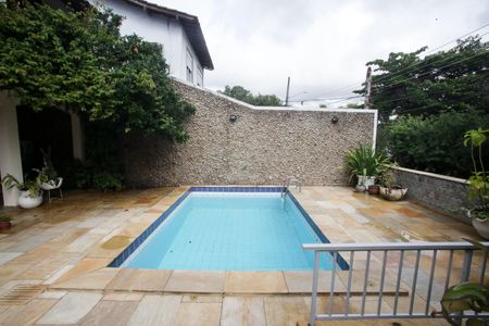 Casa à venda com 400m², 4 quartos e 3 vagas Casa à venda com 400m², 4 quartos e 3 vagasPiscina