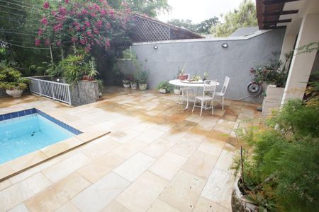 Casa à venda com 400m², 4 quartos e 3 vagas Casa à venda com 400m², 4 quartos e 3 vagasPiscina