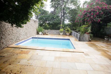 Casa à venda com 400m², 4 quartos e 3 vagas Casa à venda com 400m², 4 quartos e 3 vagasPiscina