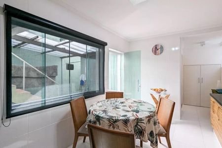 Casa à venda com 215m², 4 quartos e 4 vagas
