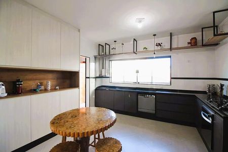 Casa à venda com 278m², 3 quartos e 4 vagas