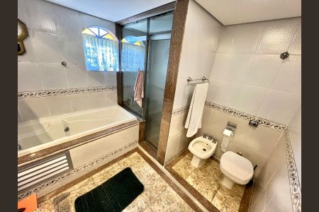 Apartamento à venda com 195m², 5 quartos e 1 vaga Apartamento à venda com 195m², 5 quartos e 1 vagaBanheiro da Suíte 4