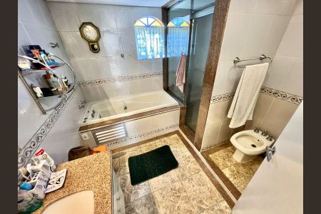 Apartamento à venda com 195m², 5 quartos e 1 vaga Apartamento à venda com 195m², 5 quartos e 1 vagaBanheiro da Suíte 4