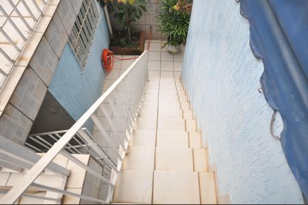 Casa à venda com 147m², 3 quartos e 2 vagasEscada externa 