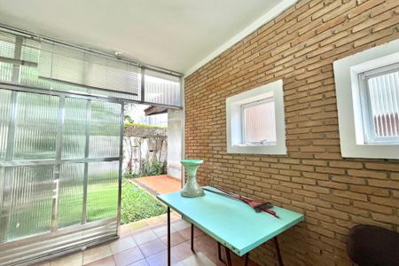Casa à venda com 246m², 4 quartos e 4 vagas Casa à venda com 246m², 4 quartos e 4 vagasFundos
