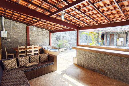 Casa à venda com 221m², 4 quartos e 5 vagas Casa à venda com 221m², 4 quartos e 5 vagasÁrea Externa