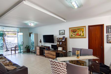 Casa à venda com 221m², 4 quartos e 5 vagas Casa à venda com 221m², 4 quartos e 5 vagasSala