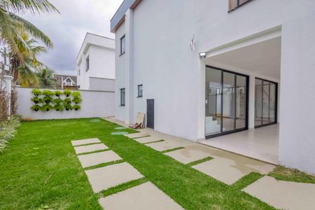 Casa à venda com 212m², 4 quartos e 3 vagas Casa à venda com 212m², 4 quartos e 3 vagasÁrea Externa