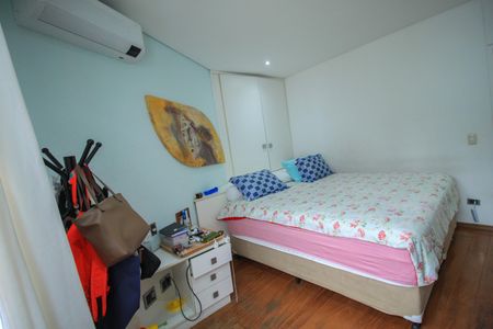 Casa à venda com 320m², 4 quartos e 4 vagas Casa à venda com 320m², 4 quartos e 4 vagasSuíte 1