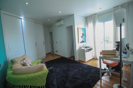 Casa à venda com 320m², 4 quartos e 4 vagas Casa à venda com 320m², 4 quartos e 4 vagasSuíte 3