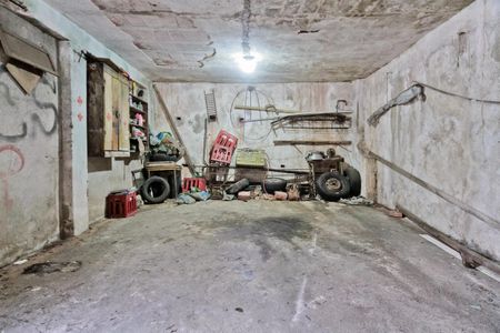 Casa à venda com 300m², 2 quartos e 4 vagas Casa à venda com 300m², 2 quartos e 4 vagasGaragem