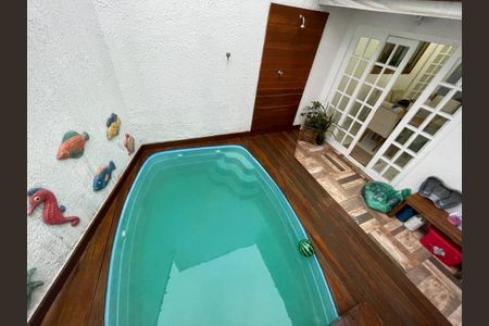 Casa à venda com 200m², 3 quartos e 4 vagas Casa à venda com 200m², 3 quartos e 4 vagasPiscina