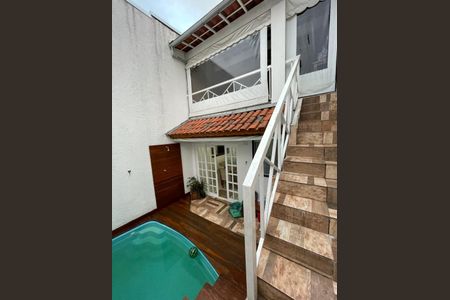 Casa à venda com 200m², 3 quartos e 4 vagas Casa à venda com 200m², 3 quartos e 4 vagasPiscina