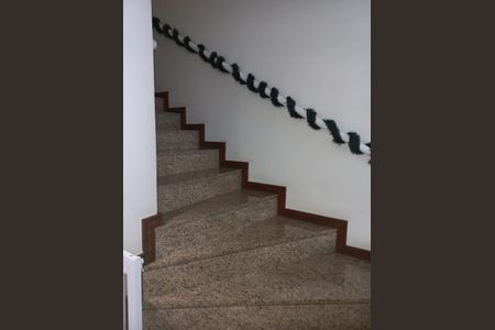 Casa à venda com 253m², 3 quartos e 4 vagas Casa à venda com 253m², 3 quartos e 4 vagasEscada