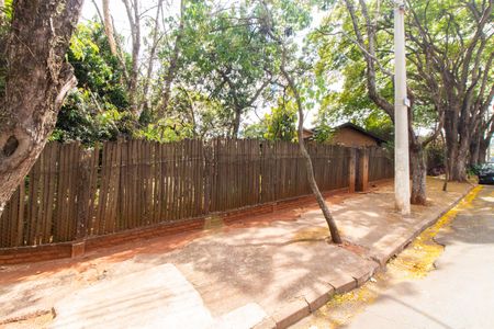 Casa à venda com 1500m², 3 quartos e 4 vagas Casa à venda com 1500m², 3 quartos e 4 vagasFachada