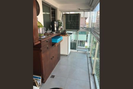 Apartamento à venda com 74m², 2 quartos e 1 vaga Apartamento à venda com 74m², 2 quartos e 1 vagaVaranda
