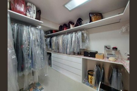 Apartamento à venda com 224m², 4 quartos e 4 vagas Apartamento à venda com 224m², 4 quartos e 4 vagasCloset