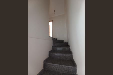 Casa à venda com 82m², 2 quartos e 2 vagas Casa à venda com 82m², 2 quartos e 2 vagasEscada