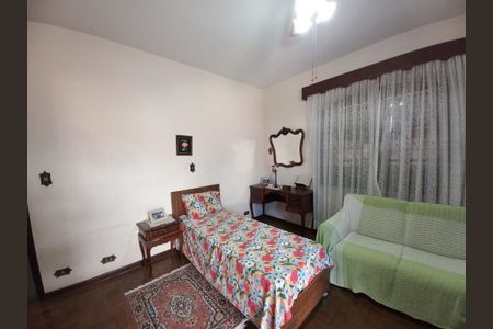 Casa à venda com 309m², 5 quartos e 2 vagas Casa à venda com 309m², 5 quartos e 2 vagasQuarto