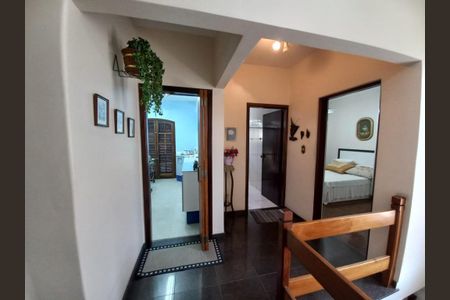 Casa à venda com 309m², 5 quartos e 2 vagas Casa à venda com 309m², 5 quartos e 2 vagasCorredor
