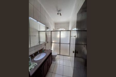 Casa à venda com 309m², 5 quartos e 2 vagas Casa à venda com 309m², 5 quartos e 2 vagasBanheiro