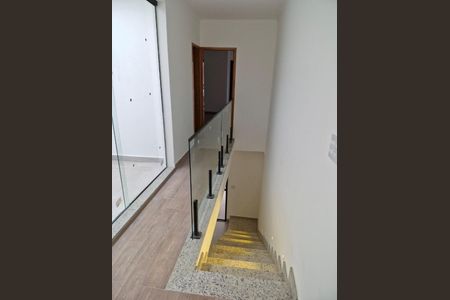 Casa à venda com 108m², 3 quartos e 2 vagas Casa à venda com 108m², 3 quartos e 2 vagasEscada