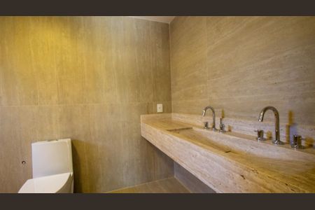 Casa à venda com 330m², 5 quartos e 2 vagas Casa à venda com 330m², 5 quartos e 2 vagasBanheiro da Suíte 1