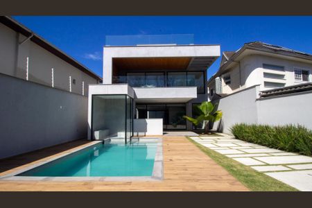 Casa à venda com 330m², 5 quartos e 2 vagas Casa à venda com 330m², 5 quartos e 2 vagasQuintal