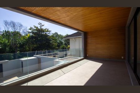 Casa à venda com 330m², 5 quartos e 2 vagas Casa à venda com 330m², 5 quartos e 2 vagasSacada da Suíte 1 e 2