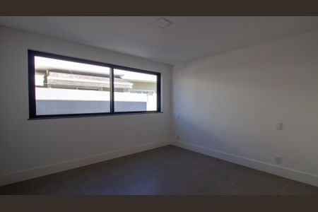 Casa à venda com 330m², 5 quartos e 2 vagas Casa à venda com 330m², 5 quartos e 2 vagasSuíte 4